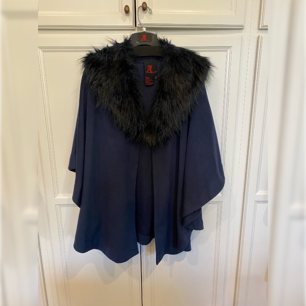 ADRIENNE LANDAU - NAVY CAPE W/ FAUX FUR COLLAR